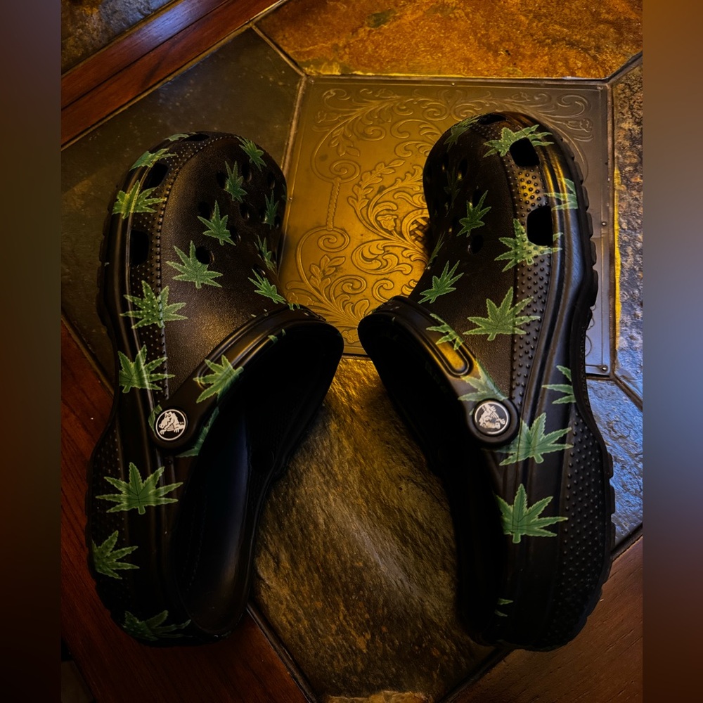 CROCS Classic Hemp Leaf Mens Clogs Men’s 10 with 3 Jibbitz 420 - Picture 4 of 6
